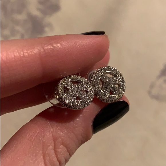 Studded peace sign earrings - Picture 2 of 5